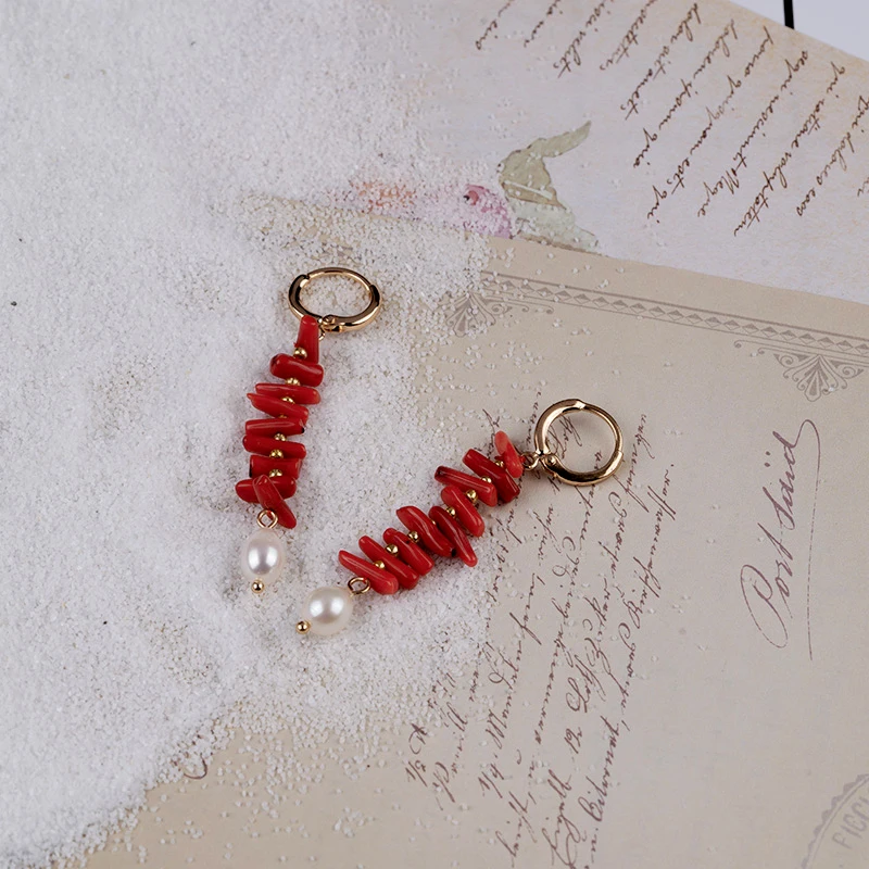 Boucles d'oreilles corail rouge pendantes avec perle