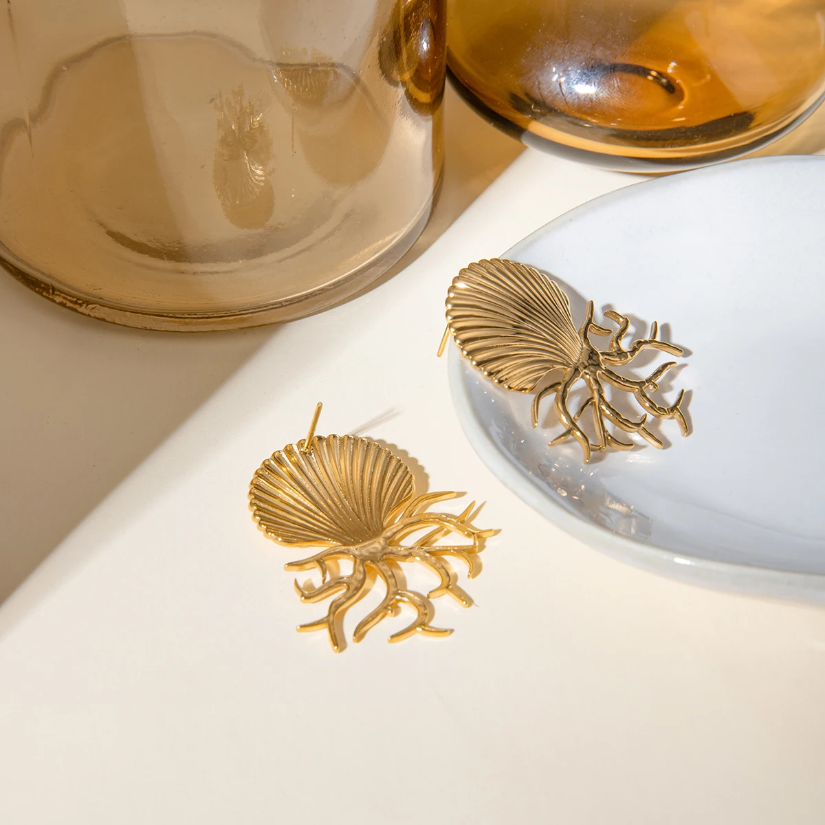 Boucles d'oreilles corail et coquillage plaquées or