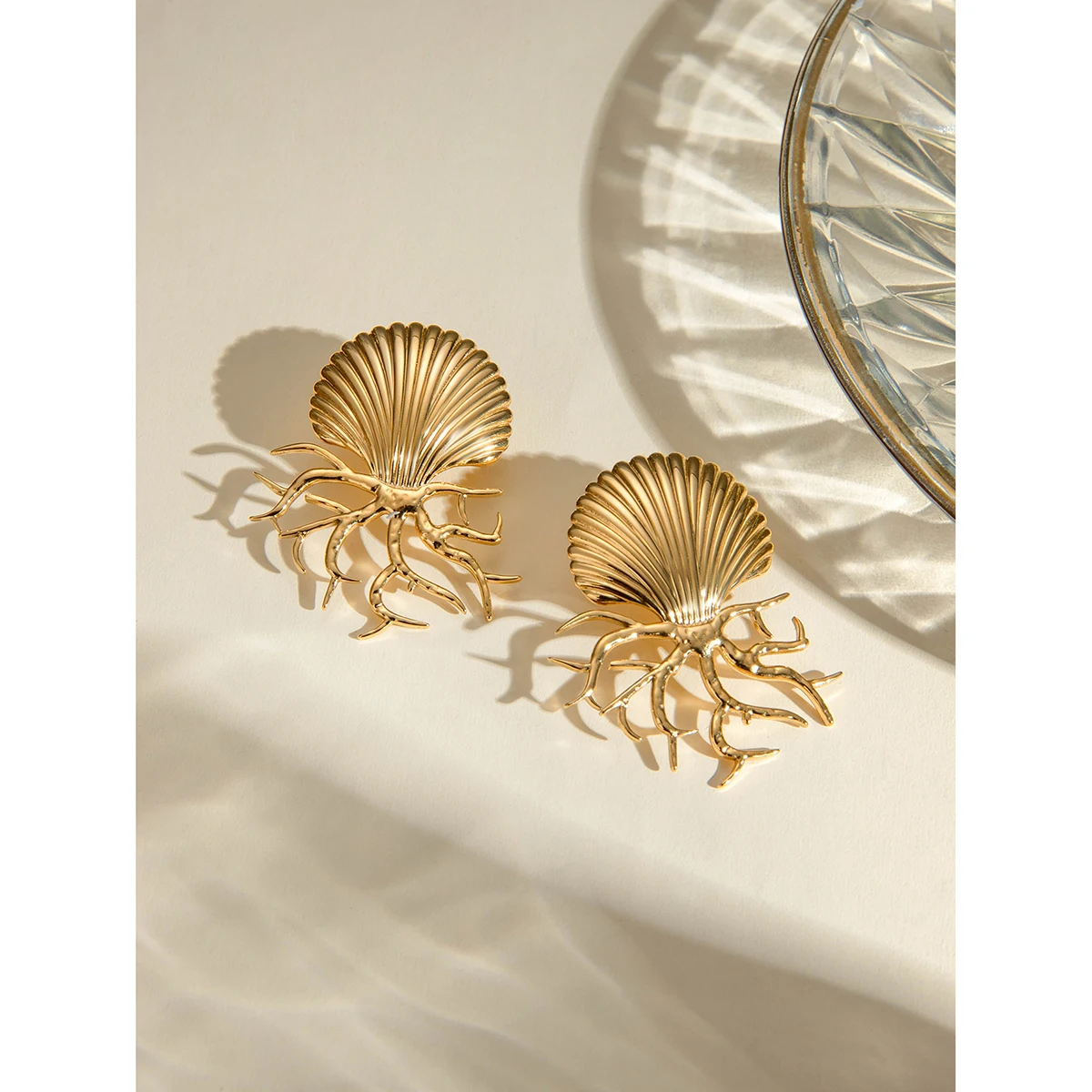 Boucles d'oreilles corail et coquillage plaquées or