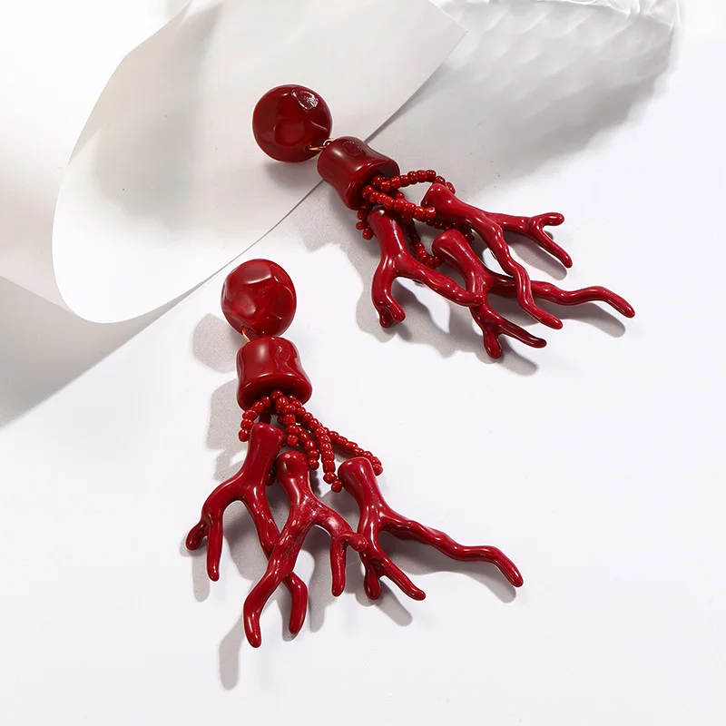 Boucles d'oreilles corail rouges foncées pendantes